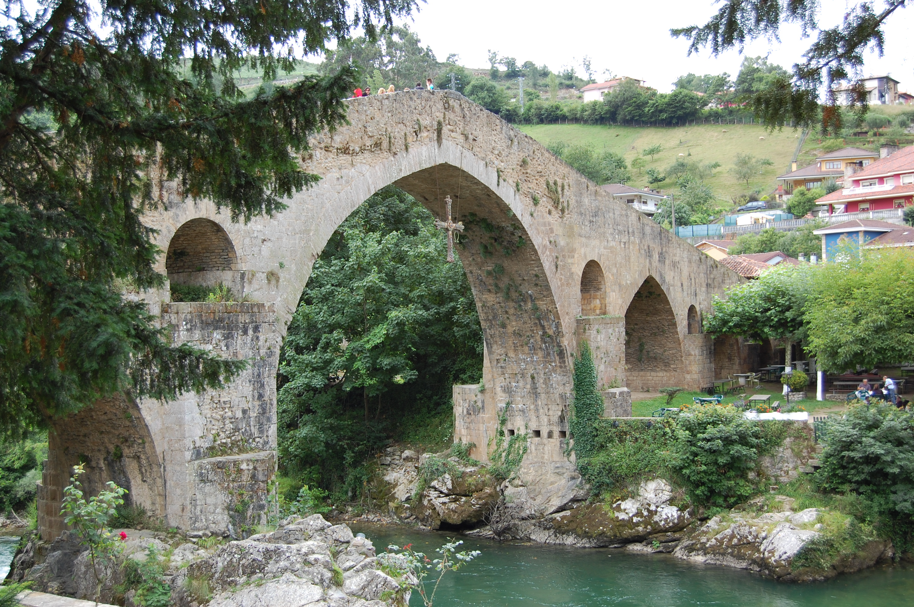 Foto del puente de piedra de Cangas de On&iacute;s con sus arcos de apoyo.