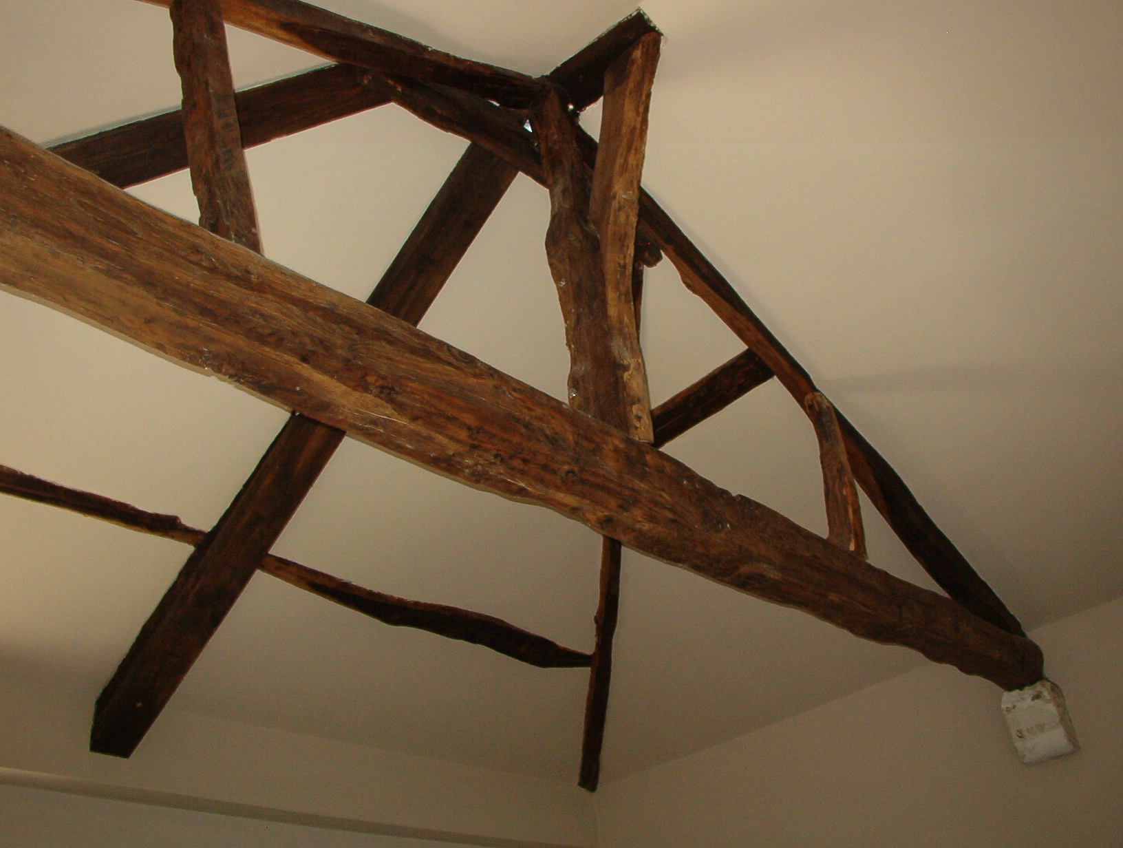 Foto de una cercha de madera tradicional.