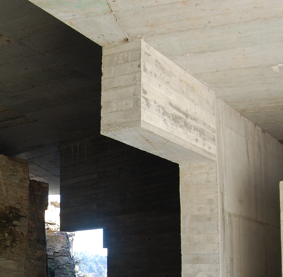 Foto de detalle de empotramiento entre unaviga en voladizo y su pilar de apoyo.