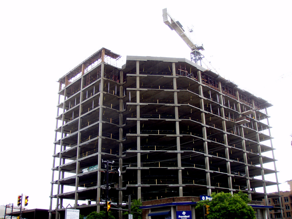 Foto de la estructura de hormig&oacute;n de un edificio durante su coinstrucci&oacute;n.