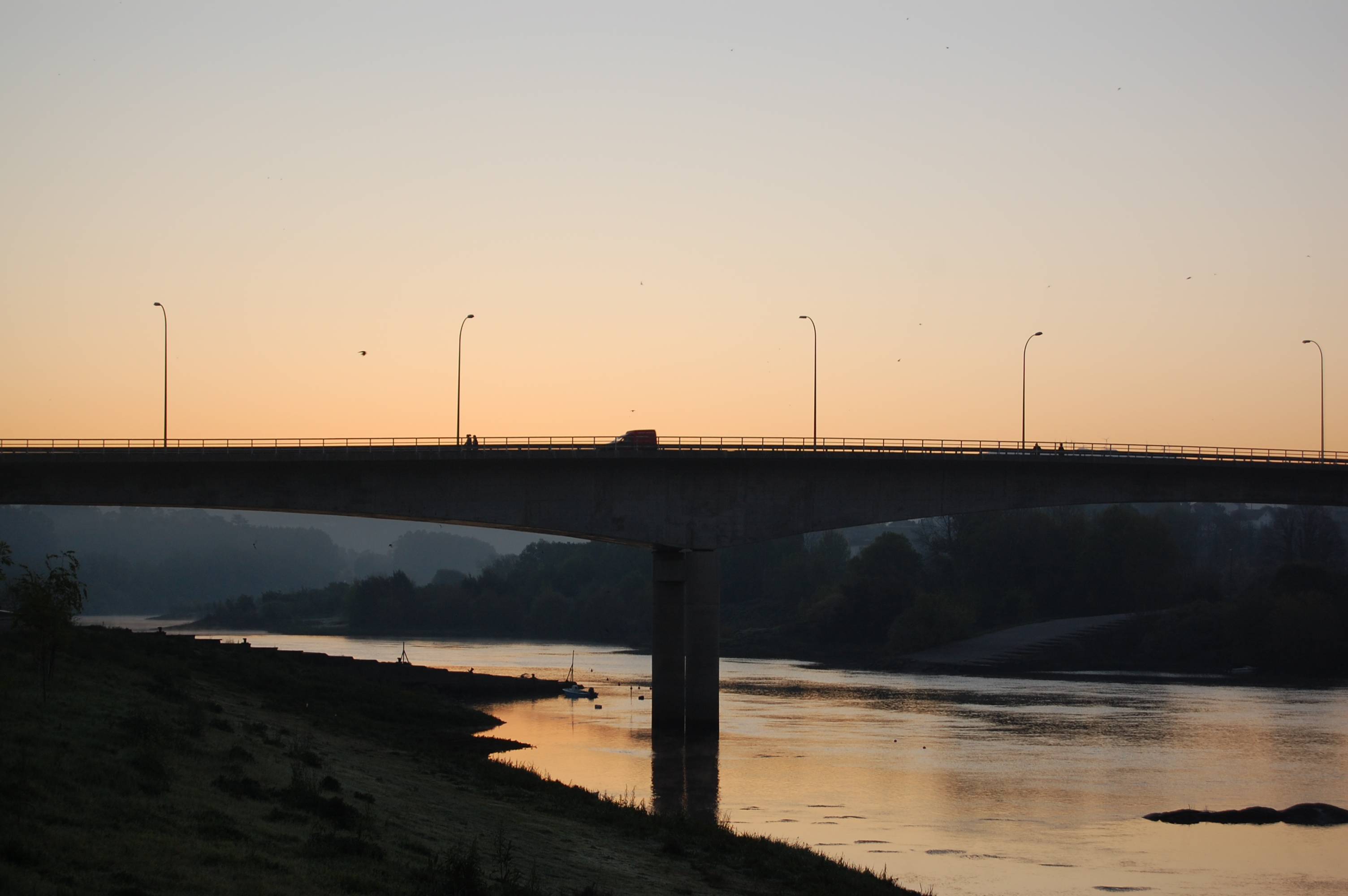 Foto del amanecer en Salvaterrra de Mi&ntilde;o con el puente que cruza el r&iacute;o.