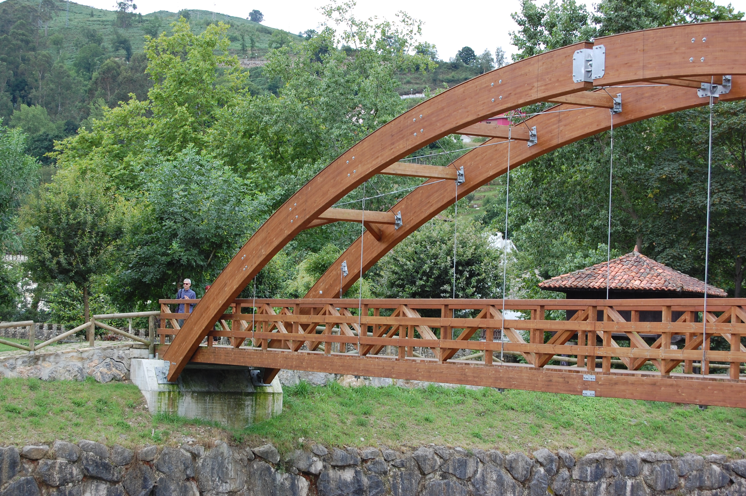 Foto general de puente colgante de madera en Cangas de On&iacute;s.