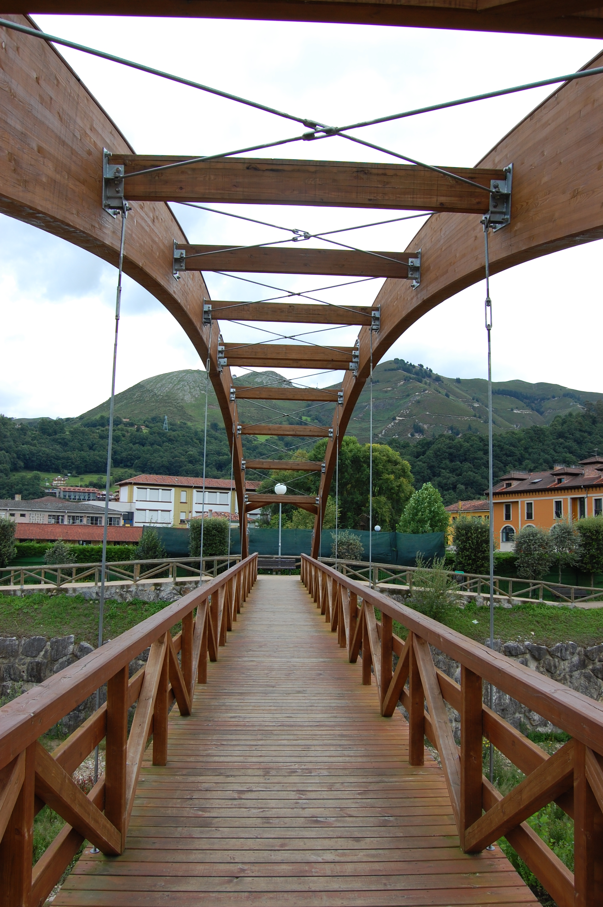 Foto de detalle de puente colgante de madera de Cangas de On&iacute;s.