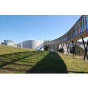 Soportes metálicos sujetando pasarela peatonal .(Campus Vigo).