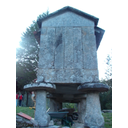 Soportes de piedra de un hórreo.